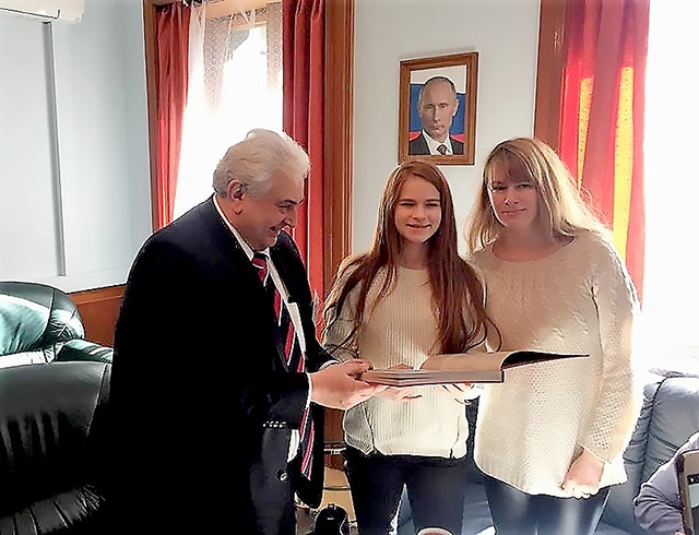 Посол России в Германии Сергей Нечаев поздравил победительницу конкурса МСРС &quot;Что я знаю о Крыме?&quot;