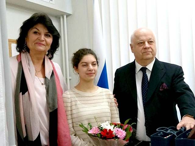 Победительницу в Международном юношеском конкурсе МСРС поздравил Генеральный консул РФ в Германии А.Б.Булай