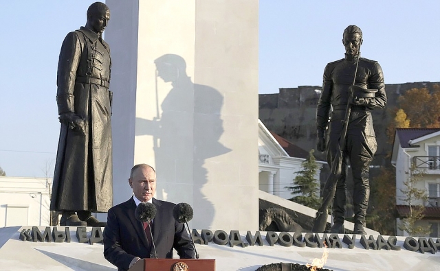 Президент РФ В. В. Путин возложил цветы к памятнику Примирения в Севастополе